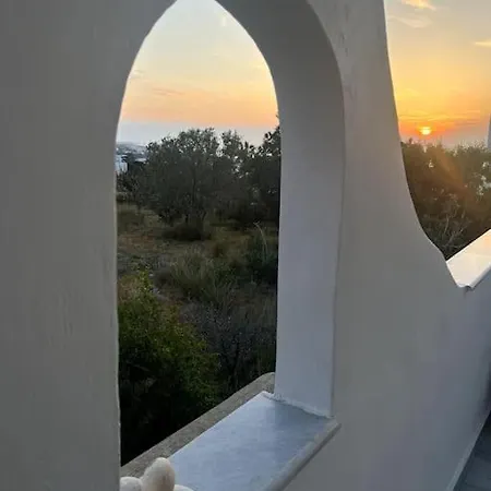Minimal Blue With Sunset View In Ferienhaus Páros